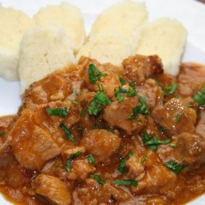 IMG_2260.jpg Hovězí guláš s knedlíkem