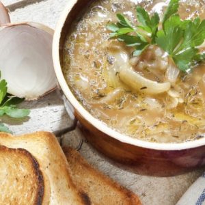 d6bc0c2ca7448f52e3b14c6148cf655e.jpg Cibulová polěvka