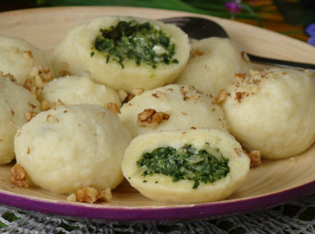 Bramborové knedlíky plněné špenátem uzeným masem 8 sztuk