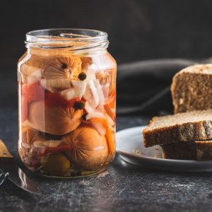 Pickled,Sausages,With,Onion,And,Red,Pepper.,Marinated,Food,In Utopenci ze špekáčků