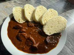 pobrane.jpeg Hovězí guláš s knedlíkem