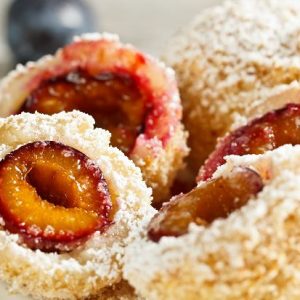 z27435008QKnedle-ze-sliwka.jpg Kynuté knedlíky plněné povidly s jahody 6 sztuk